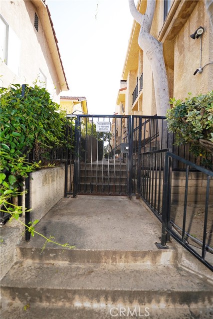 Detail Gallery Image 3 of 46 For 18954 Sherman Way #3,  Reseda,  CA 91335 - 2 Beds | 3 Baths