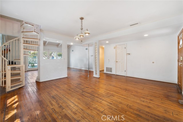 6913 Rubio Avenue, Lake Balboa CA: https://media.crmls.org/medias/030a39c2-6f0e-46d8-a8e1-dd7ffc2c75b8.jpg