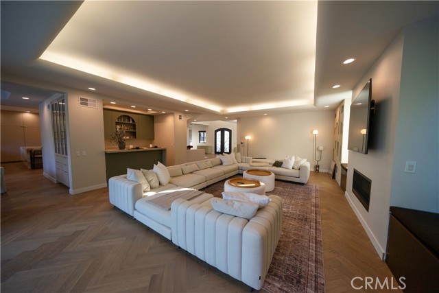 Detail Gallery Image 21 of 74 For 17437 Oak Creek Ct, Encino,  CA 91316 - 5 Beds | 5/1 Baths