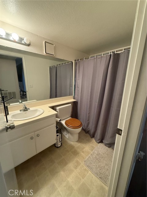 Detail Gallery Image 6 of 16 For 21203 Trumpet Dr #103,  Newhall,  CA 91321 - 2 Beds | 2 Baths