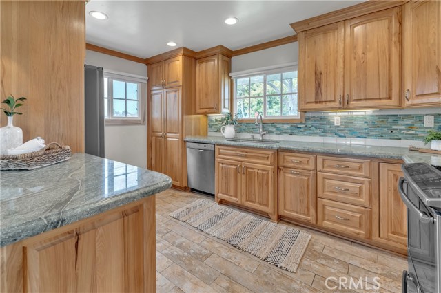 Detail Gallery Image 7 of 25 For 2002 Pattiz Ave, Long Beach,  CA 90815 - 4 Beds | 2 Baths