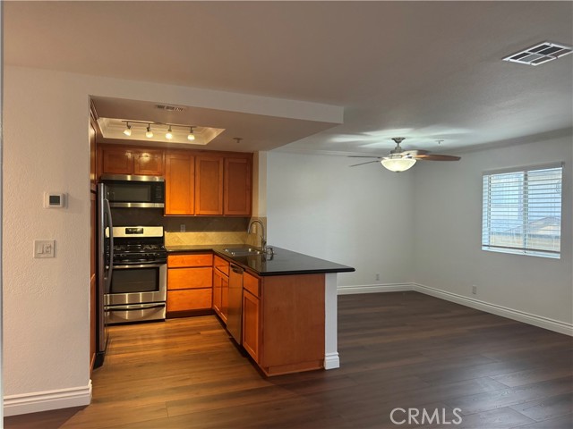 Detail Gallery Image 3 of 17 For 301 W Mountain View Ave #106,  La Habra,  CA 90631 - 2 Beds | 2 Baths