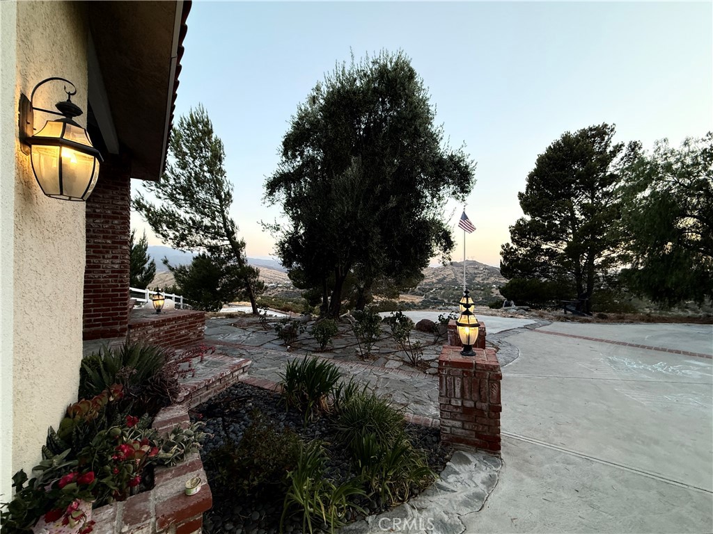 https://media.crmls.org/medias/030e04af-02e3-456b-b546-df9382d15a73.jpg?preset=X-Large