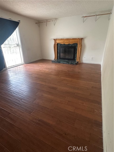 27245 Langside Avenue, Canyon Country CA: https://media.crmls.org/medias/03122991-fc74-465c-8945-9b2386709c6d.jpg