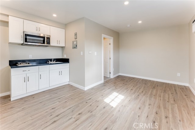 Detail Gallery Image 4 of 14 For 12008 Roscoe Blvd, North Hollywood,  CA 91605 - 0 Beds | 1 Baths