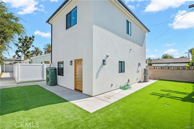 Detail Gallery Image 1 of 18 For 11428 Erwin, North Hollywood,  CA 91606 - 2 Beds | 2/1 Baths