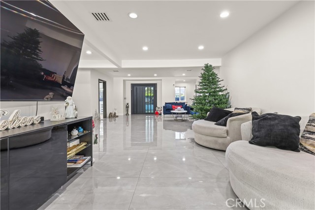 Detail Gallery Image 14 of 40 For 2240 N Parish, Burbank,  CA 91504 - 4 Beds | 2 Baths