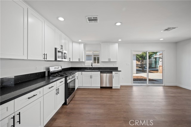 Detail Gallery Image 9 of 73 For 7445 Balcom Ave, Reseda,  CA 91335 - 4 Beds | 2 Baths