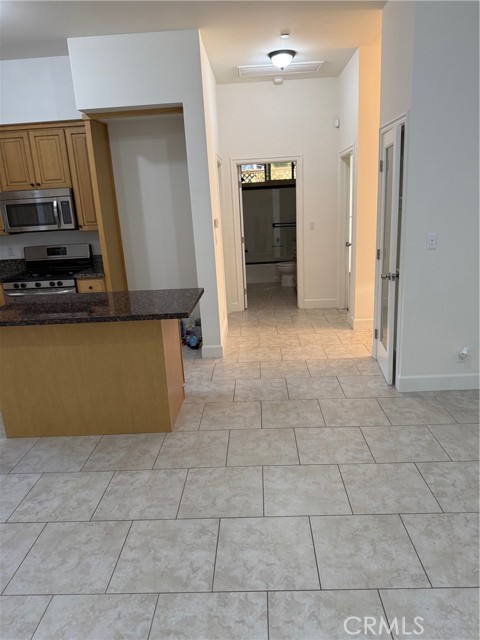 Detail Gallery Image 11 of 12 For 4220 Matilija Ave, Sherman Oaks,  CA 91423 - 3 Beds | 2 Baths