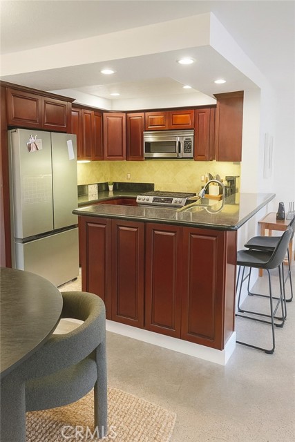 Detail Gallery Image 3 of 17 For 8512 Tuscany #222,  Playa Del Rey,  CA 90293 - 2 Beds | 2 Baths