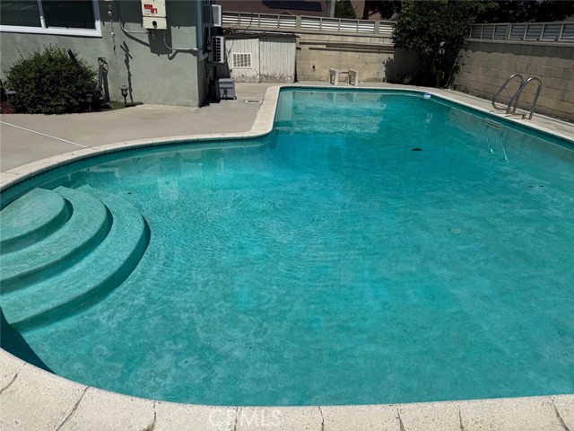 7232 Katherine Avenue, Van Nuys CA: https://media.crmls.org/medias/03274657-f253-4d4d-a464-d6ba516c2688.jpg
