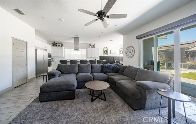 825 Spring W Street, Madera CA: https://media.crmls.org/medias/03294730-3482-4d09-931f-c62b08687f9b.jpg