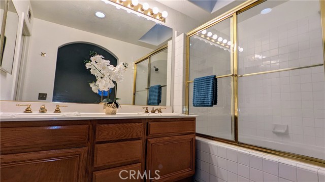 En-suite bathroom with double sinks