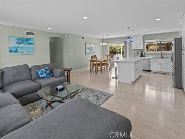 Detail Gallery Image 6 of 26 For 15971 Pilgrim Cir, Huntington Beach,  CA 92647 - 4 Beds | 2 Baths