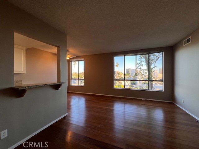 Detail Gallery Image 4 of 16 For 622 S Barrington #302,  Los Angeles,  CA 90049 - 1 Beds | 2 Baths