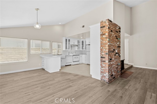 Detail Gallery Image 11 of 25 For 17601 Manchester Ave, Irvine,  CA 92614 - 4 Beds | 2 Baths
