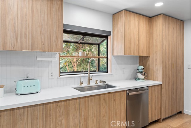 2924 Royal Palm Drive, Costa Mesa CA: https://media.crmls.org/medias/032f2860-9bd3-4145-a6c3-2071f4b20363.jpg