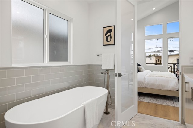 1212 19th Street, Hermosa Beach, California 90254, 4 Bedrooms Bedrooms, ,4 BathroomsBathrooms,Residential,For Sale,19th,SB26062974