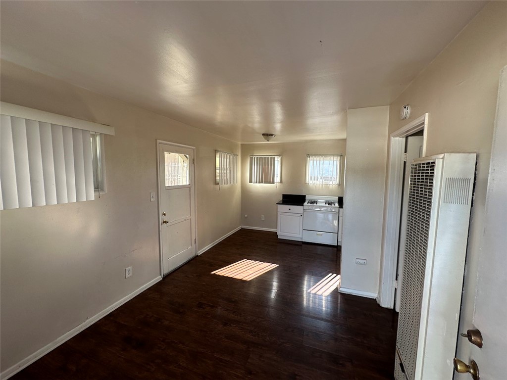 Detail Gallery Image 2 of 9 For 936 W Foothill Bld #17,  Azusa,  CA 91702 - 1 Beds | 1 Baths