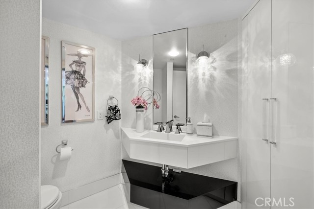 13600 Marina Pointe Dr., Marina del Rey CA: https://media.crmls.org/medias/033243d0-f6b3-4ec2-a23e-9821dec160c1.jpg