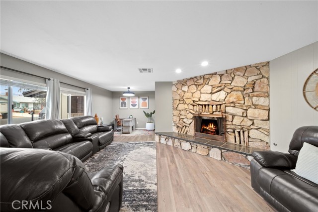 1258 Holly Lane, Calimesa CA: https://media.crmls.org/medias/03332b24-dea9-4d6f-9a66-651c5ced900b.jpg