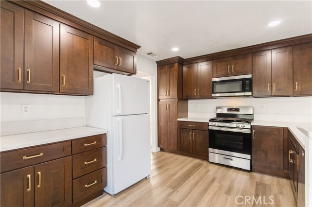 Detail Gallery Image 10 of 47 For 26300 Le Mans, Moreno Valley,  CA 92555 - 4 Beds | 2/1 Baths