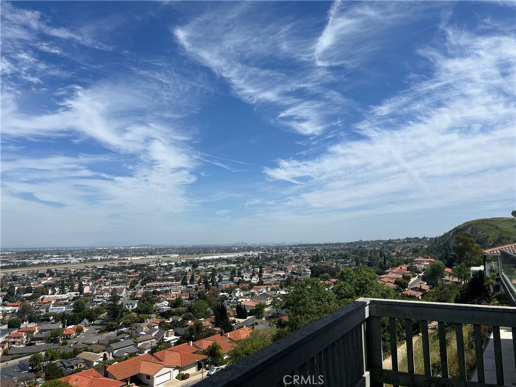 https://media.crmls.org/medias/033daa2a-624b-4e4b-9470-94a1f7bda030.jpg?preset=X-Large