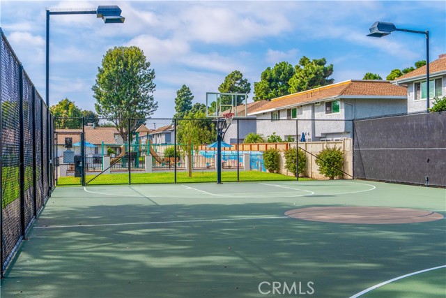 Detail Gallery Image 27 of 32 For 19854 Leighton Ln, Huntington Beach,  CA 92646 - 4 Beds | 1/1 Baths
