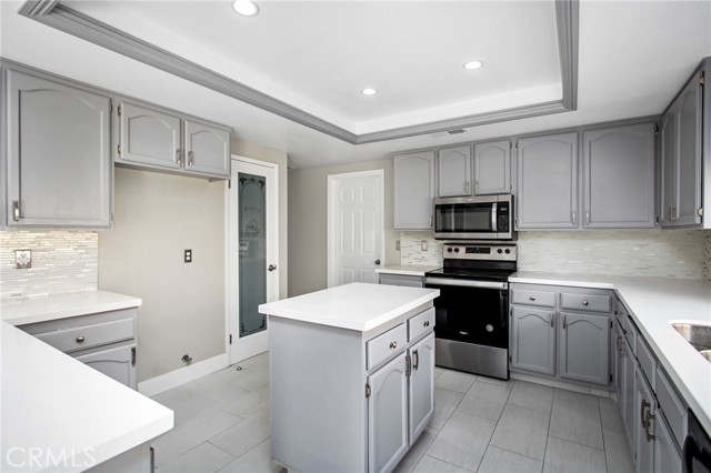 Detail Gallery Image 18 of 54 For 30471 Caliente Pl, Canyon Lake,  CA 92587 - 3 Beds | 2 Baths