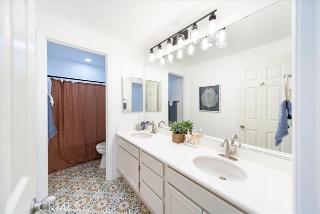 Upstairs Full Bathroom