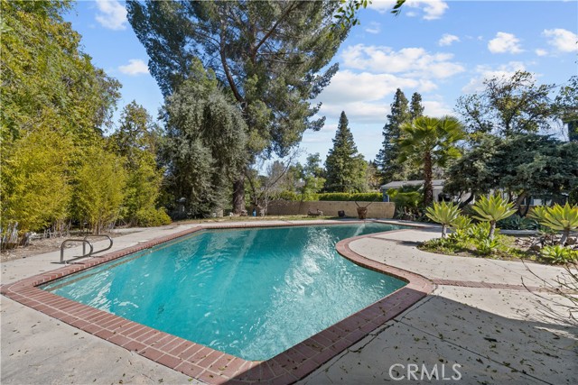 Detail Gallery Image 5 of 11 For 5334 Donna Ave, Tarzana,  CA 91356 - 3 Beds | 3 Baths