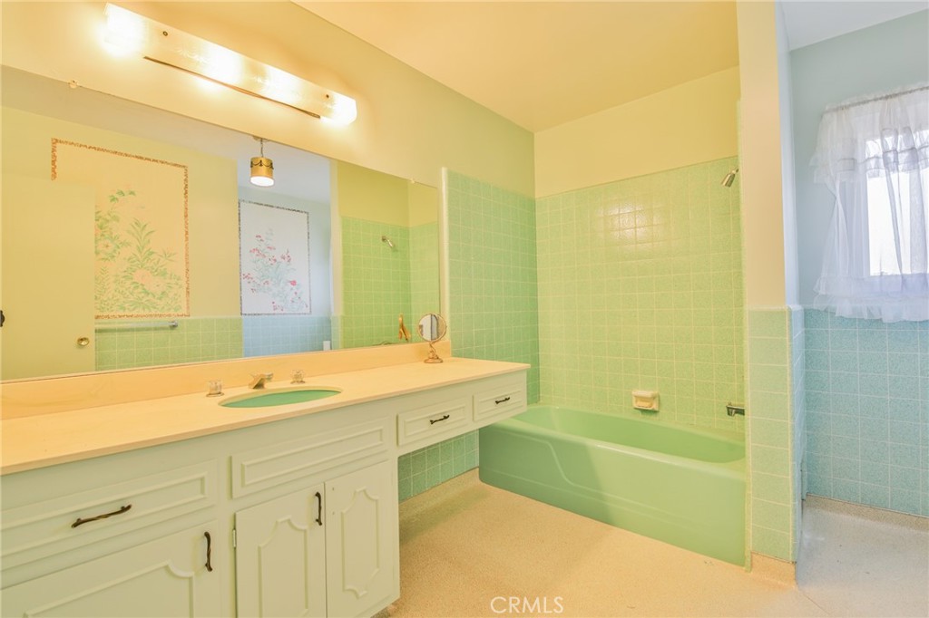 https://media.crmls.org/medias/034e5d73-b8dd-42fb-a803-19a720f24d33.jpg?preset=X-Large