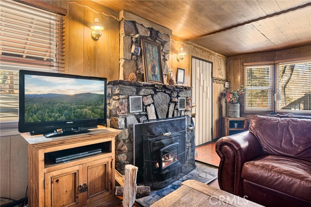 Detail Gallery Image 5 of 22 For 435 Arroyo, Big Bear Lake,  CA 92315 - 3 Beds | 1 Baths