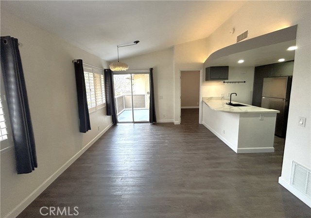 Detail Gallery Image 4 of 21 For 3719 Oak Creek, Ontario,  CA 91761 - 2 Beds | 2 Baths