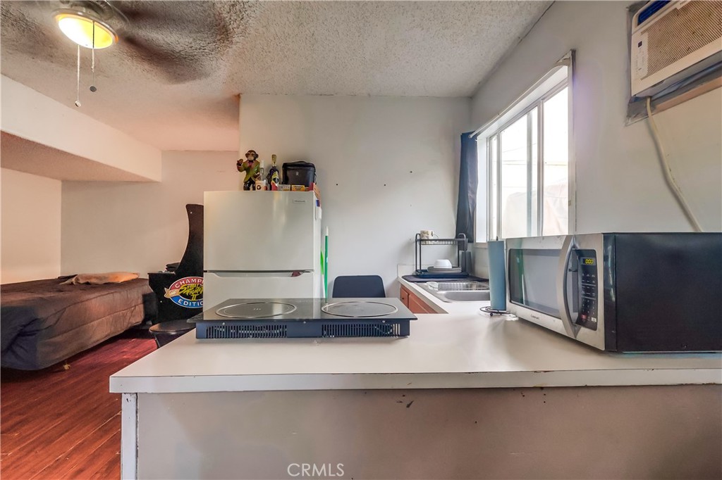 https://media.crmls.org/medias/03566c84-e8f7-4070-b8d8-8cb4c3ad4c2f.jpg?preset=X-Large