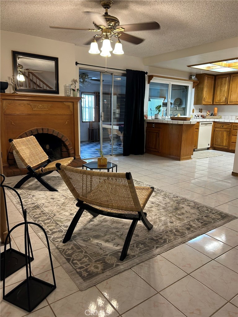 https://media.crmls.org/medias/0357e180-880b-4ab3-970d-0acc9f601978.jpg?preset=X-Large