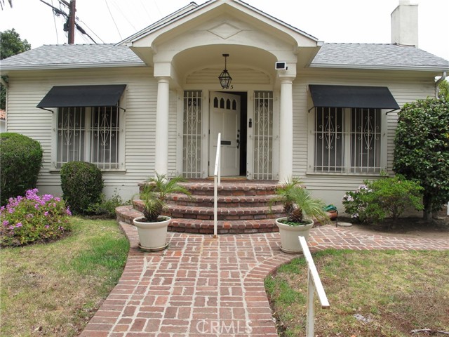 525 4th Street Santa Monica, California Remodel or Rebuild this original, charming California Craftsman style property in Prime Santa Monica on a flat lot with a large pool and guesthouse with kitchen and bath. Excellent location a block away from Palisades Park, Ocean Ave. and close to restaurants and shops on Montana, Wilshire and Ocean Ave. Short stroll to ocean views and gorgeous sunsets.