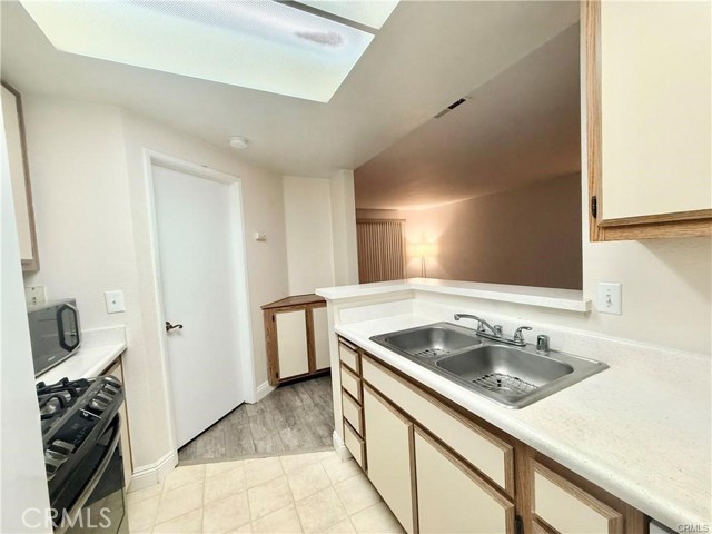 Detail Gallery Image 7 of 19 For 16377 Lakeshore 2d,  Lake Elsinore,  CA 92530 - 2 Beds | 2 Baths