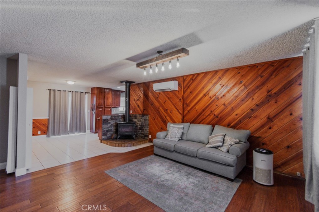 https://media.crmls.org/medias/035cbe0e-0216-49ae-96f4-536945994a1d.jpg?preset=X-Large