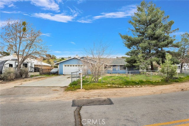 Detail Gallery Image 2 of 16 For 17405 Adobe, Hesperia,  CA 92345 - 3 Beds | 2 Baths