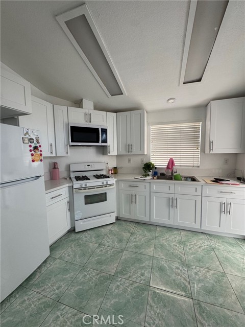 Detail Gallery Image 4 of 10 For 15141 Beach Bld #44,  Midway City,  CA 92655 - 2 Beds | 1 Baths