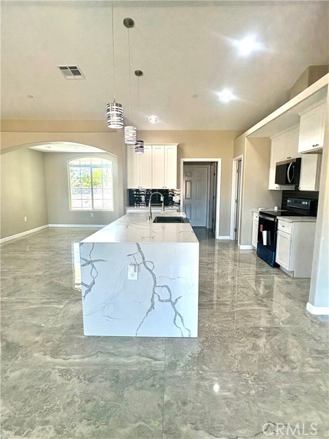 Detail Gallery Image 3 of 27 For 19375 Corwin Rd, Apple Valley,  CA 92307 - 4 Beds | 2/1 Baths