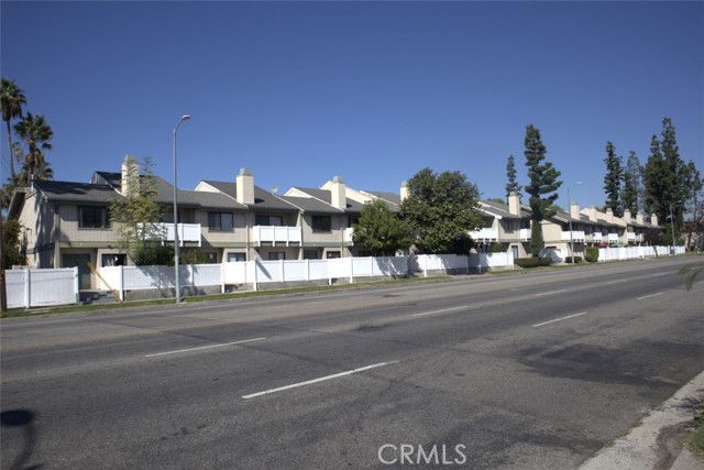 Detail Gallery Image 1 of 5 For 8341 De Soto Ave #10,  Canoga Park,  CA 91304 - 3 Beds | 2/1 Baths