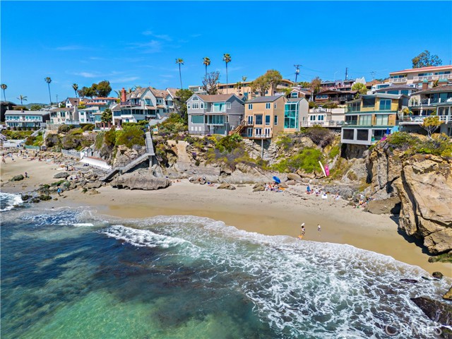 240 Moss Street, Laguna Beach CA: https://media.crmls.org/medias/036040a8-1fe1-4e84-a49b-ab9f83860a5a.jpg