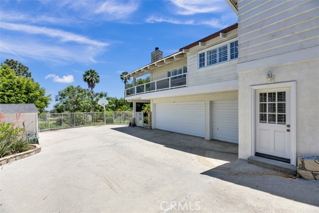 Tons of parking. Separate access for Guest Suite