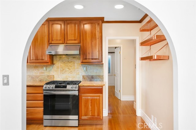 Adorable archway into the designer kitchen!