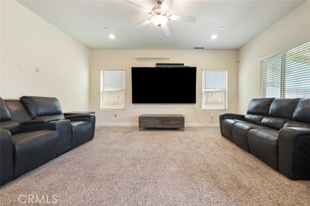 Detail Gallery Image 9 of 27 For 6883 E Robinson, Fresno,  CA 93727 - 4 Beds | 3 Baths