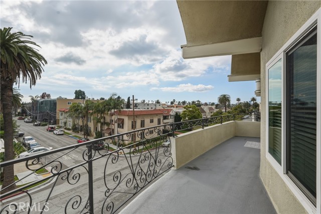 Detail Gallery Image 12 of 29 For 3737 E 2nd St #301,  Long Beach,  CA 90803 - 3 Beds | 2 Baths