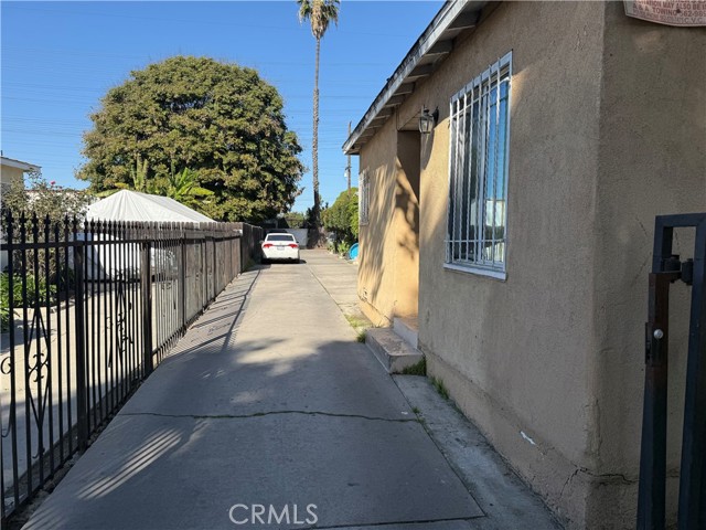 Detail Gallery Image 2 of 11 For 45 E 69th Way, Long Beach,  CA 90805 - – Beds | – Baths