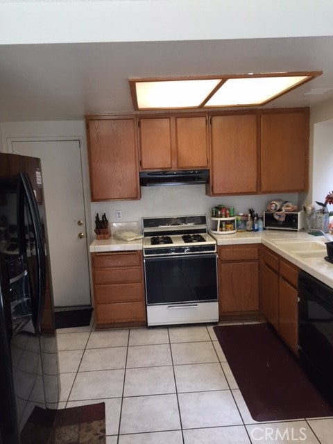 Detail Gallery Image 5 of 15 For 111 Monroe Ct, San Bernardino,  CA 92408 - 3 Beds | 2/1 Baths
